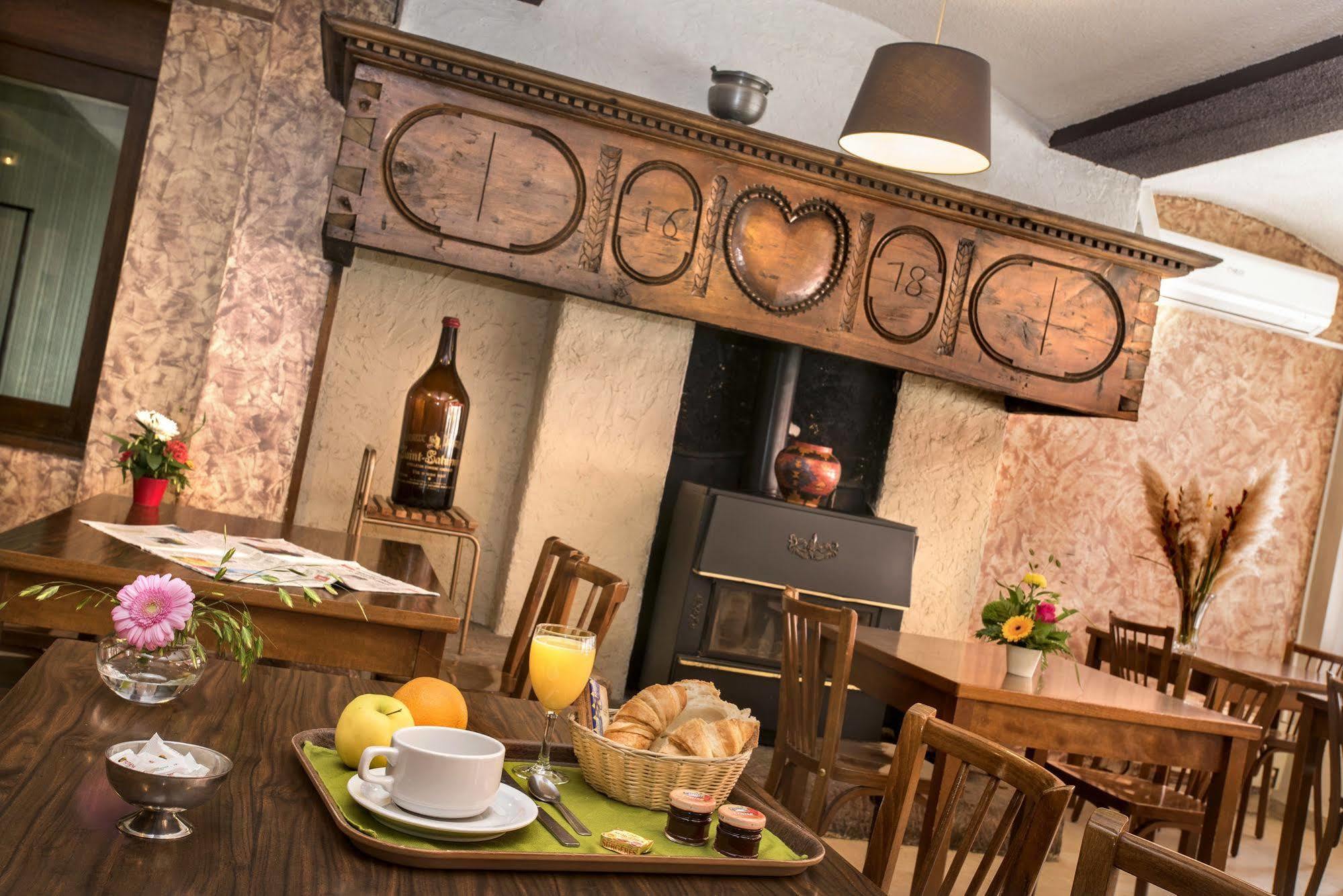 Logis Hotel Restaurant Du Commerce La Canourgue Luaran gambar